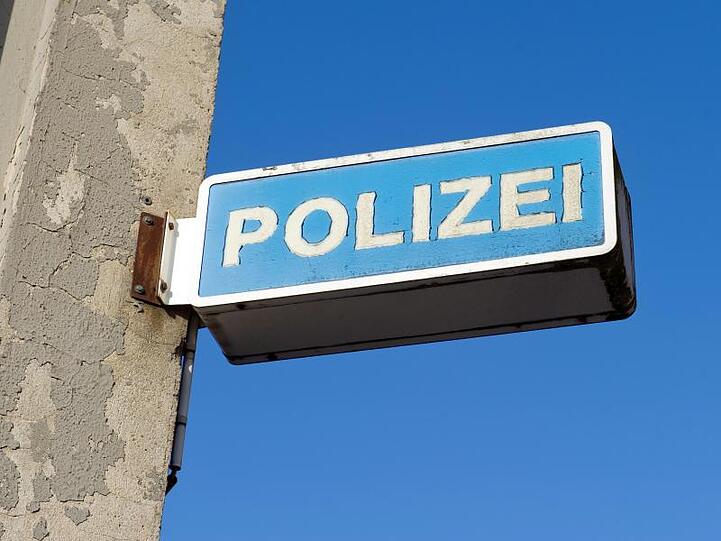 Blick auf das Hinweisschild eines Polizeireviers. Foto: Stefan Sauer/dpa-Zentralbild/dpa/Symbolbild