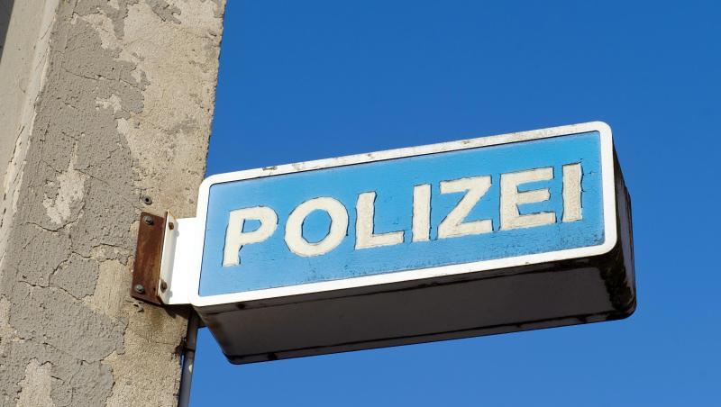 Blick auf das Hinweisschild eines Polizeireviers. Foto: Stefan Sauer/dpa-Zentralbild/dpa/Symbolbild Blick auf das Hinweisschild eines Polizeireviers. Foto: Stefan Sauer/dpa-Zentralbild/dpa/Symbolbild