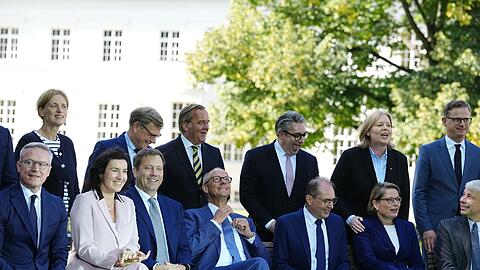 Das neu aufgestellte Kabinett demonstriert in Neuhardenberg gute Laune.