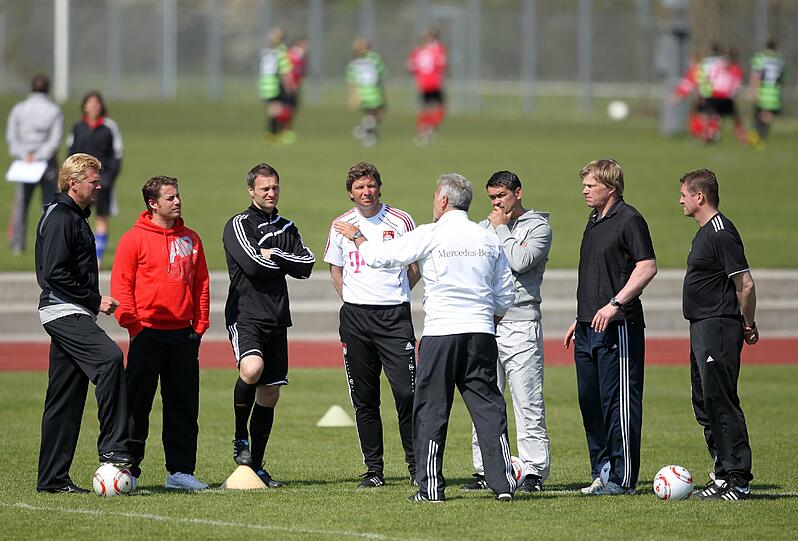 Heute ist Tarnat wieder an der Säbener Straße aktiv, arbeitet unter anderem als Scout für den FC Bayern. Nebenbei macht er seinen Trainerschein - hier gemeinsam mit alten Kollegen wie Oliver Kahn, Stefan Effenberg und Thomas Strunz.