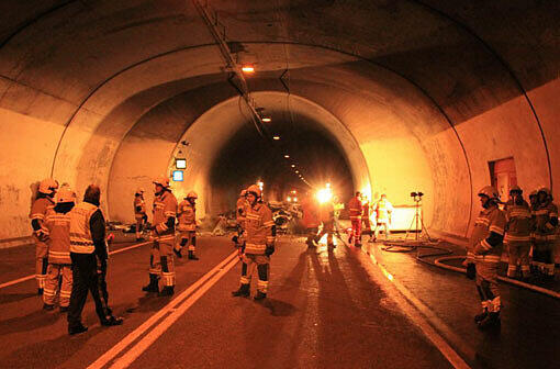 Drama im Lärchbergtunnel bei Lofer. Ein Münchner Ehepaar kam ums Leben. Die Bilder vom ausgebrannten Wrack des Autos.