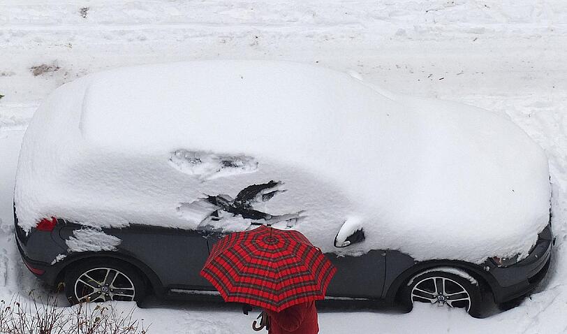 Deutschland bibbert: Mit eisigen Temperaturen und teils kräftigen Schneefall zieht der Winter ein. Die Bilder