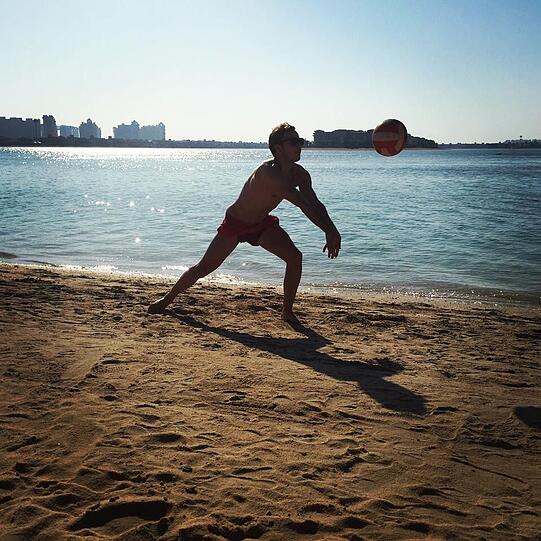 Auch der Sport kommt beim Siegtorschützen des WM-Finals nicht zu kurz. Dieses Mal jedoch nicht am Fuß, sondern beim Beach-Volleyball.