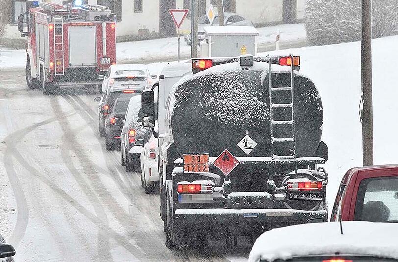 Wegen der glatten Straße musste die Feuerwehr zwei Busse den Falkenberg herauf ziehen.