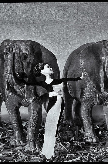 Alberto Alicata stellt ikonografische Aufnahmen großer Fotografen wie Irving Penn, Richard Avedon oder Guy Bourdin nach. Dafür inszeniert er eine der bekanntesten Figuren westlicher Popkultur: Barbie.