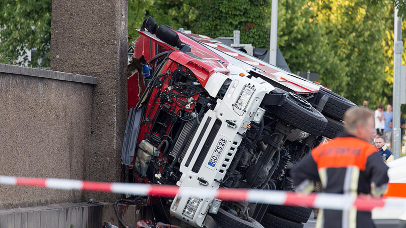 Die Feuerwehrler müssen ihren jungen Kollegen aus dem Wrack befreien.