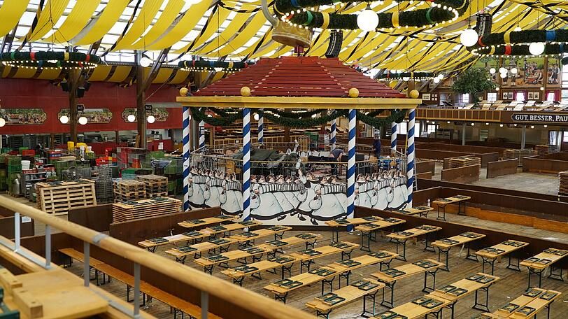 Bereits am Tag nach dem Wiesn-Kehraus haben die Abbau- und Aufräumarbeiten auf dem Oktoberfestgelände begonnen.