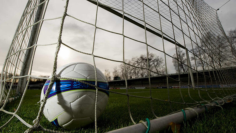 Amateurfußball brutal. Immer wieder kommt es zu Ausschreitungen bei unterklassigen Fußballspielen. (Symbolbild)