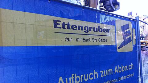 "Aufbruch zum Abbruch": Das blaue Schild am Bauzaun...