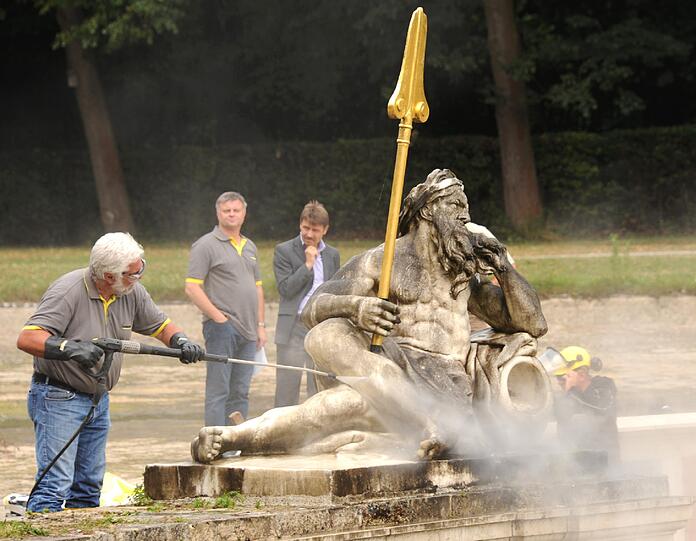 In zwei Wochen sind die Reinungsarbeiten beendet und alle Skulpturen porentief rein.