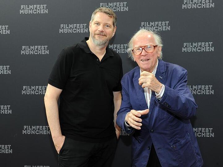 Der Regisseur Andreas Prochaska (l) und der Musiker Klaus Doldinger kommen auf dem Filmfest München zum Fototermin für die Serie "Das Boot". Foto: Ursula Düren/Archiv
