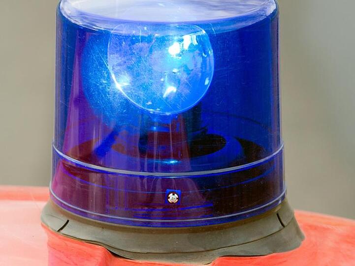 Ein Blaulicht auf einem Feuerwehrwagen. Foto: Patrick Pleul/Archivbild