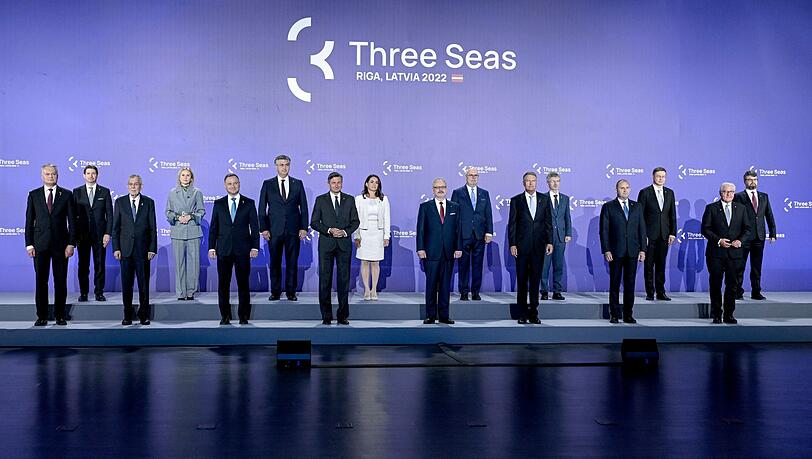 Die Drei-Meere-Initiative ist ein Zusammenschluss von zwölf EU-Mitgliedstaaten zwischen Adria, Ostsee und Schwarzem Meer. Die Drei-Meere-Initiative ist ein Zusammenschluss von zwölf EU-Mitgliedstaaten zwischen Adria, Ostsee und Schwarzem Meer.