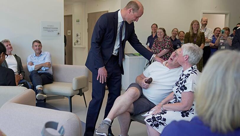 Prinz William scherzt mit einem Patienten beim Besuch in einem Krebszentrum.