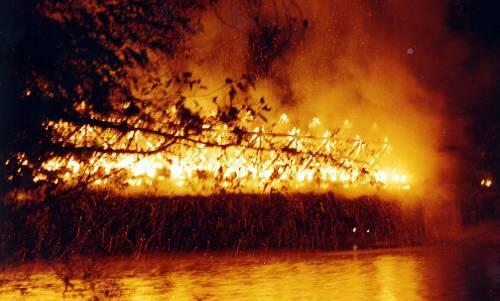 Den Brückenbrand als Münchens Gründunsakt (hier ein realer Brand des Oberföhringer Stegs im Jahr 2002) hat es nie gegeben - so das Ergebnis der neusten Forschung.