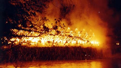 Den Brückenbrand als Münchens Gründunsakt (hier ein realer Brand des Oberföhringer Stegs im Jahr 2002) hat es nie gegeben - so das Ergebnis der neusten Forschung. Den Brückenbrand als Münchens Gründunsakt (hier ein realer Brand des Oberföhringer Stegs im Jahr 2002) hat es nie gegeben - so das Ergebnis der neusten Forschung.