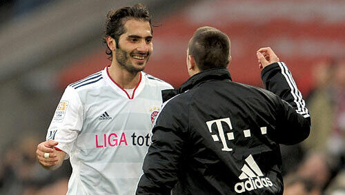 Hamit Altintop wird wahrscheinlich noch Montag seinen Vertrag bei Real unterschreiben. Hamit Altintop wird wahrscheinlich noch Montag seinen Vertrag bei Real unterschreiben.