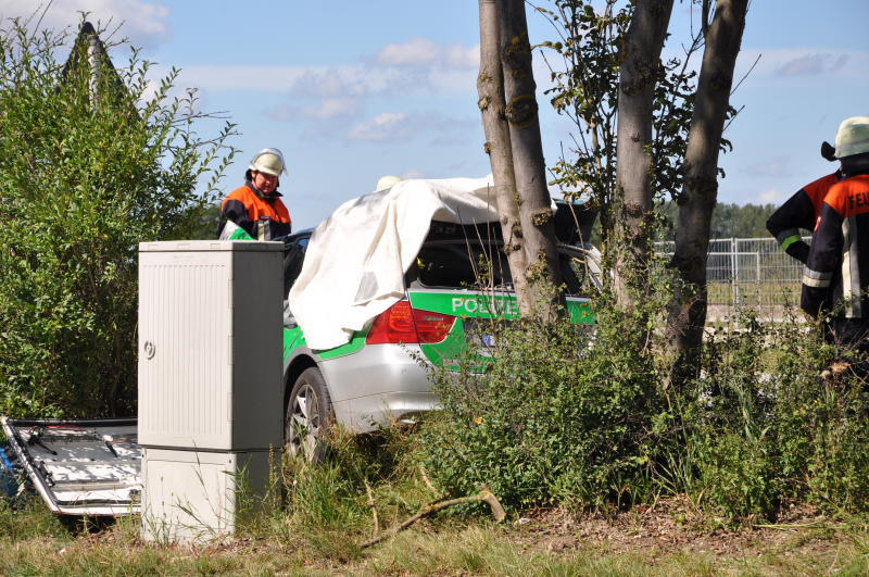 Polizeiwagen kracht in Betonmischer - Die Bilder vom schrecklichen Unfall