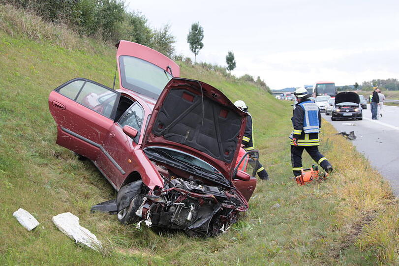 Bei einem Unfall auf der A94 wurden vier Personen verletzt.