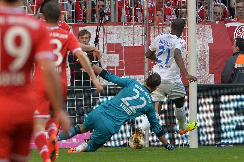 TOM STARKE: NOTE 3.
Musste gegen seine alten Kollegen seine ersten drei Gegentore im fünften Ligaspiel für Bayern hinnehmen. Beim 0:1 chancenlos, beim 2:3 nicht ganz. Beim 3:3 wieder chancenlos.