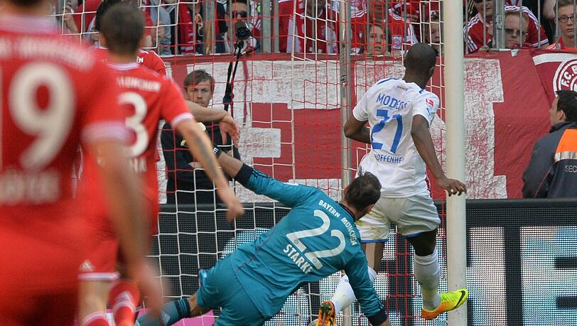 TOM STARKE: NOTE 3.
Musste gegen seine alten Kollegen seine ersten drei Gegentore im fünften Ligaspiel für Bayern hinnehmen. Beim 0:1 chancenlos, beim 2:3 nicht ganz. Beim 3:3 wieder chancenlos. TOM STARKE: NOTE 3.
Musste gegen seine alten Kollegen seine ersten drei Gegentore im fünften Ligaspiel für Bayern hinnehmen. Beim 0:1 chancenlos, beim 2:3 nicht ganz. Beim 3:3 wieder chancenlos.