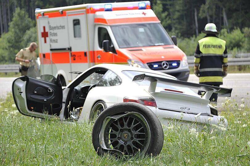 Dieser weiße Porsche GT3 hat bei Starnberg den Wagen einer Frau gerammt.