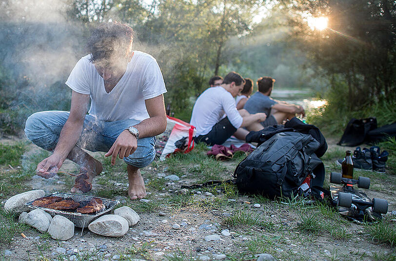 Grillen an der Isar - demnächst nur noch mit Bier aus Plastikflaschen möglich?