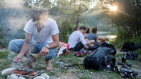 Grillen an der Isar - demnächst nur noch mit Bier aus Plastikflaschen möglich?