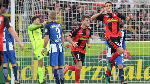 Freiburgs Janik Haberer (rechts) bejubelt sein Tor zum 1:0.