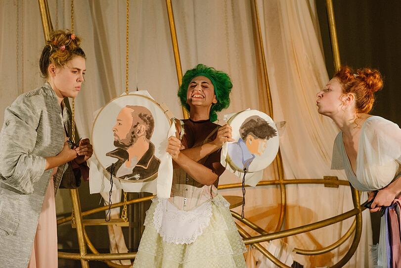 Kathrin Zukowski (Fiordiligi), Theodora Raftis (Despina) und Natalya Boeva (Dorabella, von links) mit ihren Liebhabern als Stickarbeit.