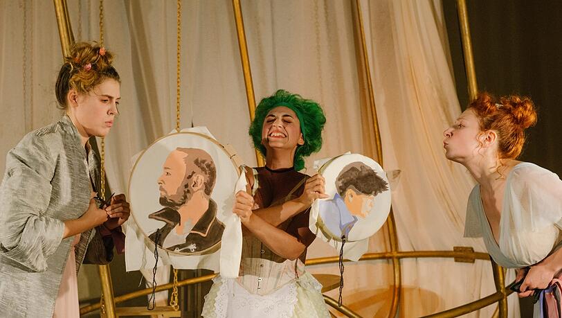 Kathrin Zukowski (Fiordiligi), Theodora Raftis (Despina) und Natalya Boeva (Dorabella, von links) mit ihren Liebhabern als Stickarbeit. Kathrin Zukowski (Fiordiligi), Theodora Raftis (Despina) und Natalya Boeva (Dorabella, von links) mit ihren Liebhabern als Stickarbeit.