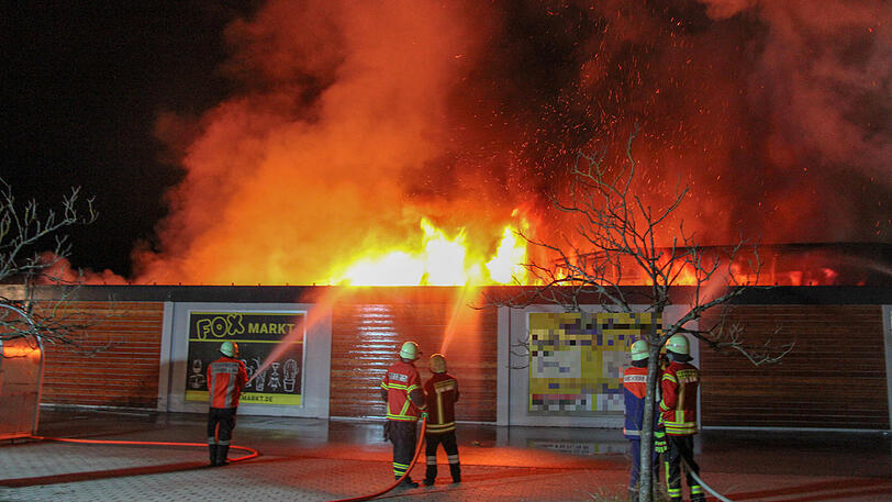 Der Supermarkt ist ausgebrannt, der Sachschaden enorm. Die Bilder vom Feuerwehreinsatz in Kirchdorf am Inn.