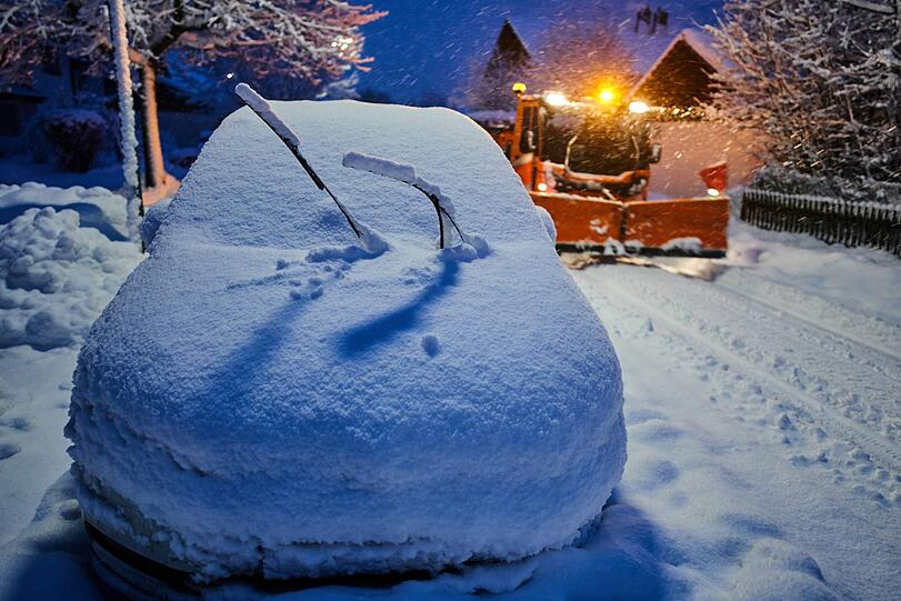 Blick zurück nach Bayern: Vom Schnee befreit werden mussten Autos aufwändig zum Beispiel hier in Marktoberdorf.