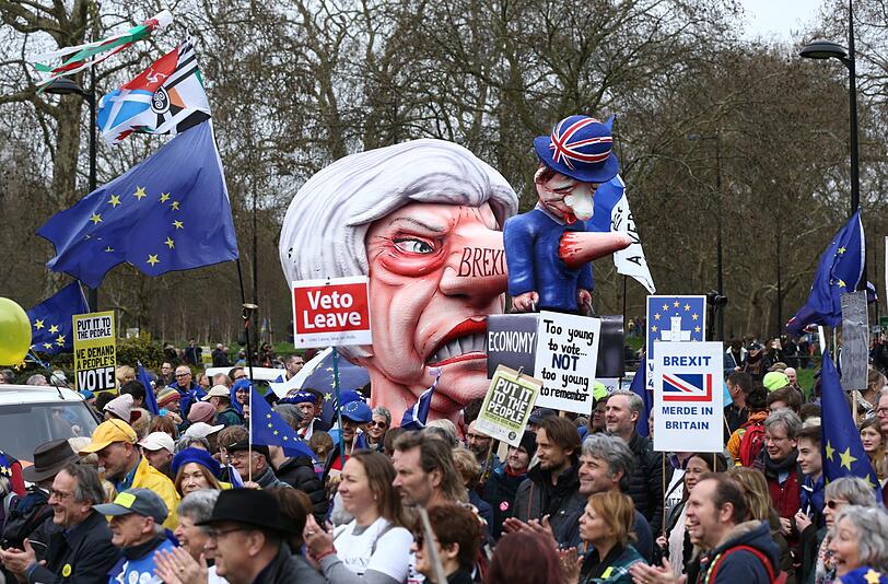 Die Teilnehmer der Demonstration unter dem Motto "Put it to the People" ziehen einen Wagen des Düsseldorfer Rosenmontagszuges mit einer Figur, die der britischen Premierministerin ähnelt. Die Anti-Brexit-Aktivisten der Organisation "People's Vote" fordern eine erneute Volksabstimmung.