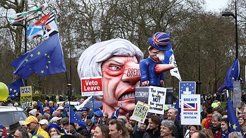 Die Teilnehmer der Demonstration unter dem Motto "Put it to the People" ziehen einen Wagen des Düsseldorfer Rosenmontagszuges mit einer Figur, die der britischen Premierministerin ähnelt. Die Anti-Brexit-Aktivisten der Organisation "People's Vote" fordern eine erneute Volksabstimmung.