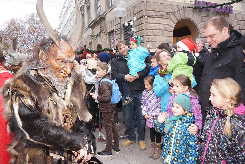 Finstere Gestalten streiften am Sonntagnachmittag lautstark über den Christkindlmarkt.