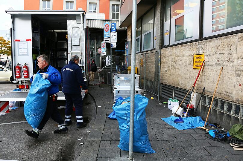 Aufräumarbeiten am Hauptbahnhof. Die Gitter, Absperrzäune und Zelte, die zum Empfang der Flüchtlingsmassen benötigt wurden, kommen weg.