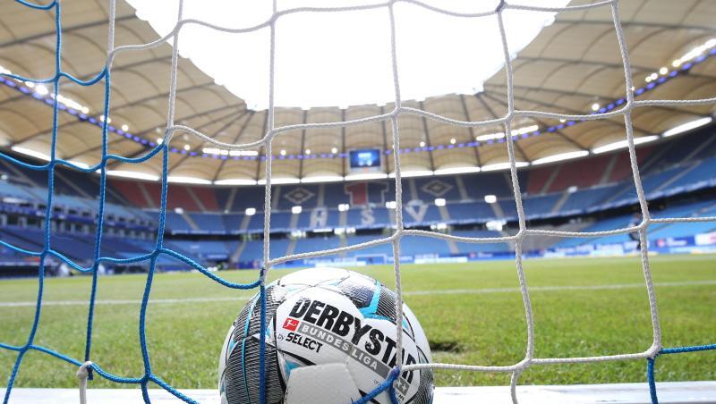 Ein Ball liegt im Netz.