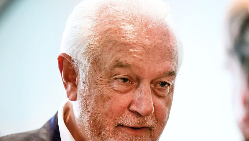 Wolfgang Kubicki, stellvertretender FDP-Bundesvorsitzender, weist Forderungen an Alt-Kanzler Schröder zurück, weitre Jobs bei russischen Unternehmen aufzugeben.