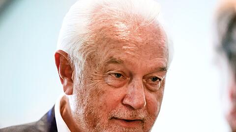Wolfgang Kubicki, stellvertretender FDP-Bundesvorsitzender, weist Forderungen an Alt-Kanzler Schröder zurück, weitre Jobs bei russischen Unternehmen aufzugeben.
