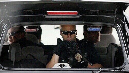 Personenschützer des Geheimdienstes A.U.S. eskortieren Barack Obama zum FBI in Chicago Personenschützer des Geheimdienstes A.U.S. eskortieren Barack Obama zum FBI in Chicago