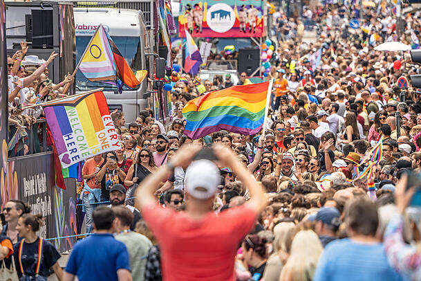 Münchens größte Party, München größte Demo: Inzwischen sind am CSD-Samstag regelmäßig Hunderttausende in der Innenstadt unterwegs. Münchens größte Party, München größte Demo: Inzwischen sind am CSD-Samstag regelmäßig Hunderttausende in der Innenstadt unterwegs.