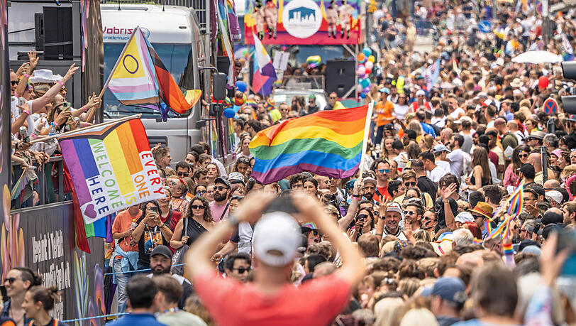 Münchens größte Party, München größte Demo: Inzwischen sind am CSD-Samstag regelmäßig Hunderttausende in der Innenstadt unterwegs. Münchens größte Party, München größte Demo: Inzwischen sind am CSD-Samstag regelmäßig Hunderttausende in der Innenstadt unterwegs.