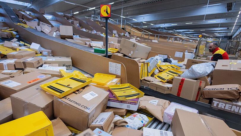 Ein Bild aus einem DHL-Standort aus der Weihnachtszeit 2025 - in der diesj&auml;hrigen Osterzeit wird ebenfalls mit gro&szlig;en Paketmassen gerechnet. (Archivbild)
