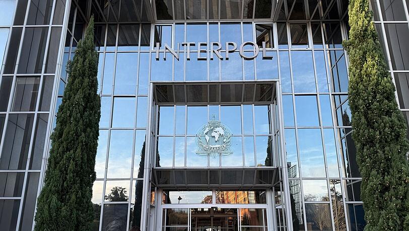 Sitz von Interpol in Lyon (Archivbild). Vor mehr als 20 Jahren wurde ihre Leiche in einer Regentonne in Frankreich gefunden - nun ist die Frau identifiziert und ein Verd&auml;chtiger geschnappt.