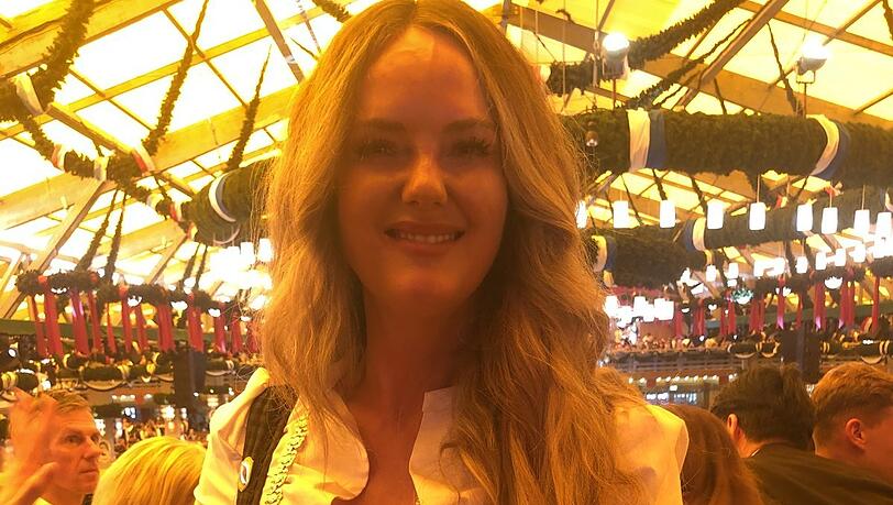 Prost! Bürgermeistern Mona Fuchs geht nach eigenen Angaben heuer 14 Mal auf die Wiesn. Prost! Bürgermeistern Mona Fuchs geht nach eigenen Angaben heuer 14 Mal auf die Wiesn.