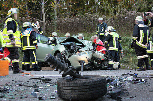 Im Landkreis Mühldorf wurden am späten Montagnachmittag zwei Personen bei einem schweren Verkehrsunfall verletzt.