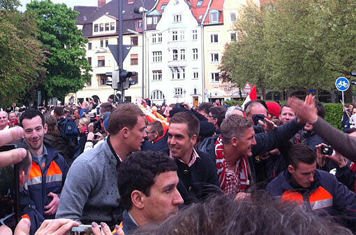 Der FC Bayern feiert die 23. Deutsche Meisterschaft. Mit einem Autokorso fuhren Spieler, Trainer und Funktionäre vom Stadtrand zur Fan-Party auf den Marienplatz. Die besten Bilder vom Korso.