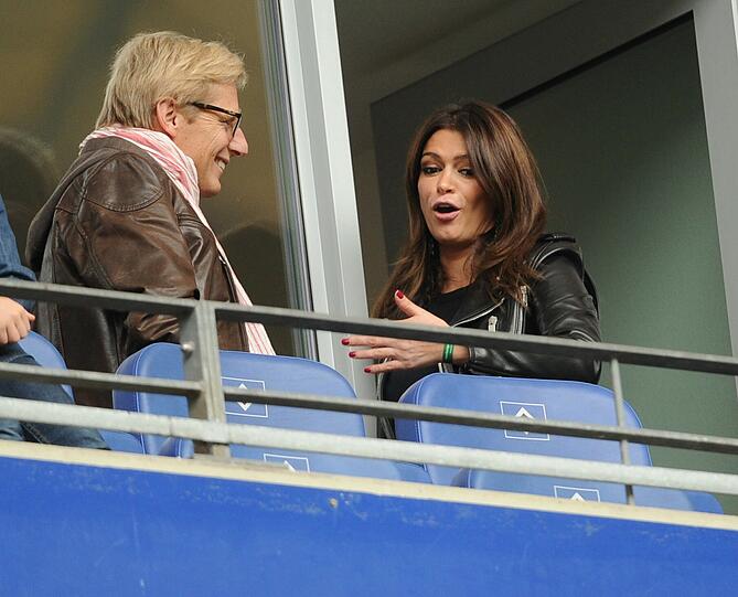 Sabia Boulahrouz (r), die Freundin von Hamburgs Rafael van der Vaart, auf der Tribüne des HSV-Stadions