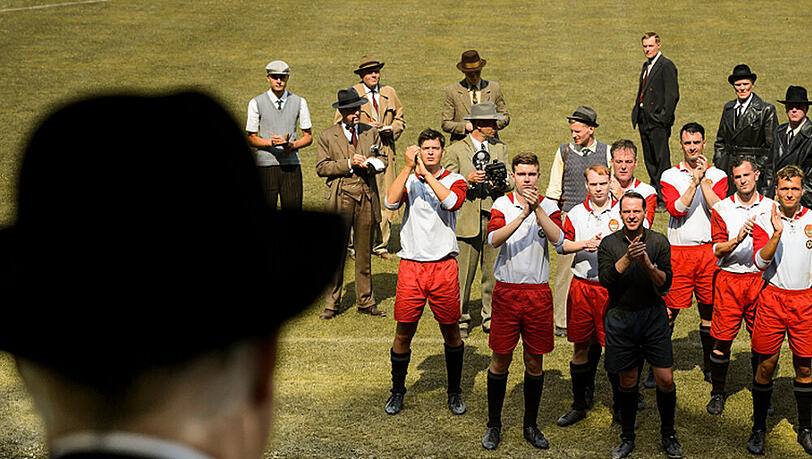Eine der entscheidenden Szenen aus dem Film "Landauer - Der Präsident": Kurt Landauer vor seiner ehemaligen Mannschaft im Exil Eine der entscheidenden Szenen aus dem Film "Landauer - Der Präsident": Kurt Landauer vor seiner ehemaligen Mannschaft im Exil